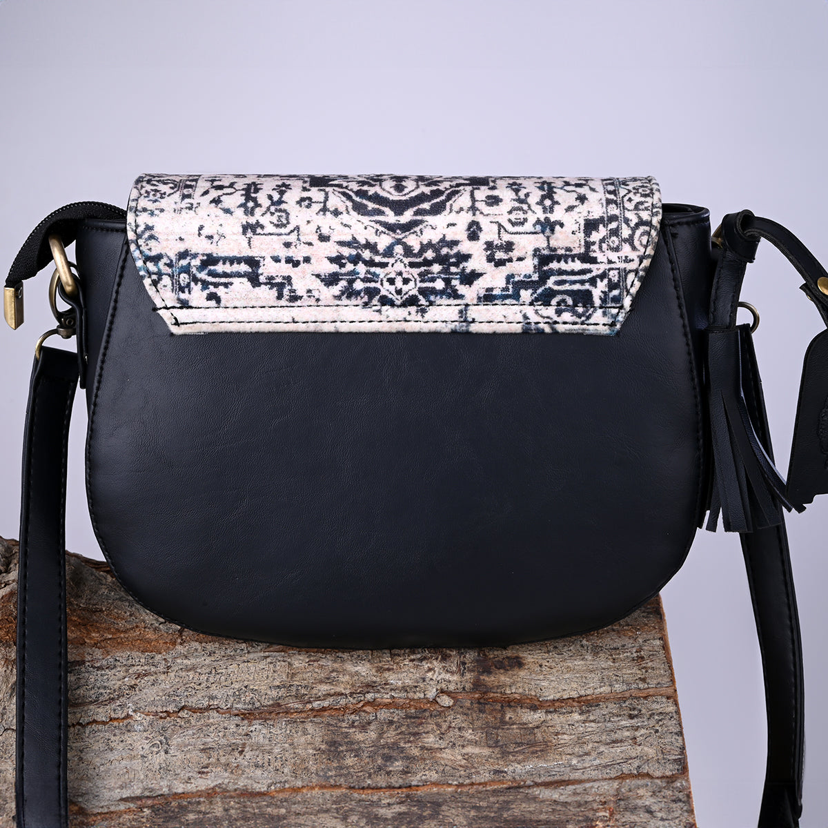 The HENZADA CrossBags _blk & white Arezou